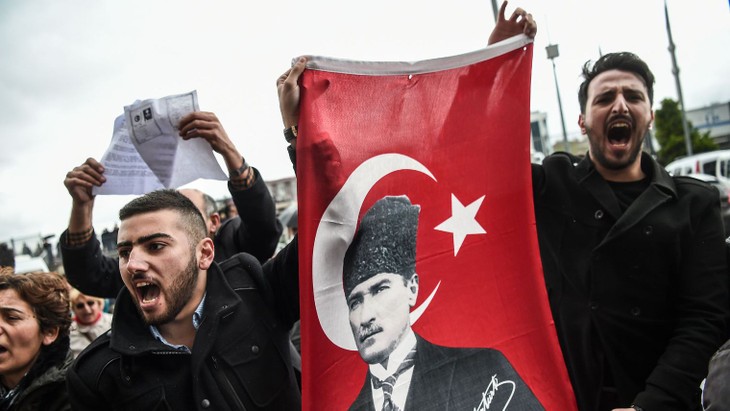 L'opposition turque veut l'annulation du référendum - ảnh 1